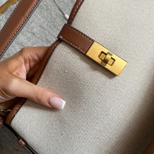 Väska - Aldrig använd väska! Kommer med band