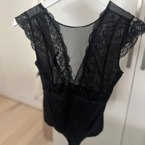 Superfin tröja från Vero Moda - Säljer nu min fina body från Vero Moda i storlek XS. Jättefin öppen rygg med detaljer över hela toppen. Varsamt använd 🖤