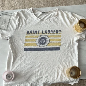 Ysl t shirt - Tja säljer denna feta och mycket eftertraktade saintlaurent t shirt. Storlek m men sitter lite kortare. Skriv gärna för fler frågor mvh Charlie 