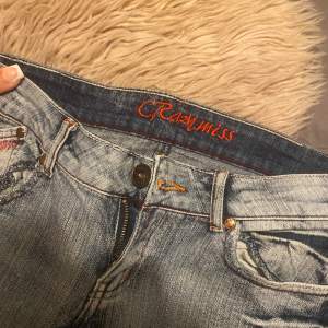 Passar mig perfekt som är ~165cm/64kg. Superfina och bekväma vintage jeans. 