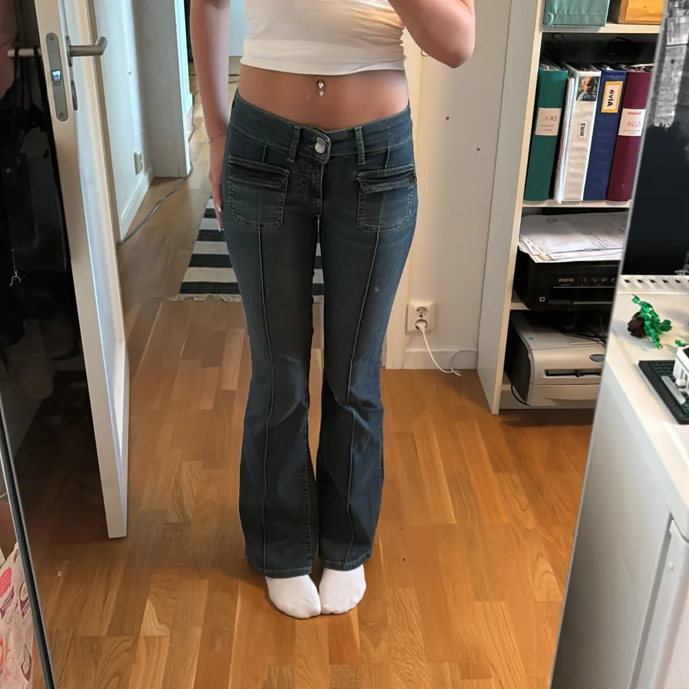 Blåa low waist jeans med fickor fram. Säljer dessa jeans för att de tyvärr blivit lite för små för mig💕 Jeansen är från Nelly i Storlek 34/S. Jeans & Byxor.