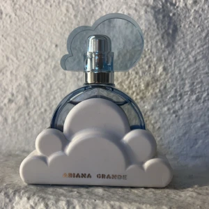 Ariana grande cloud parfym  - Säljs då den ej kommit till användning (använt ca 5 gånger). 