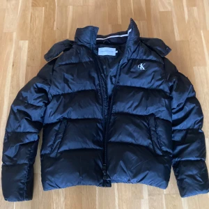 Calvin Klein dunjacka - Varm och stilren dunjacka från Calvin Klein som håller dig varm hela vintern! || Skick: 9/10 || Stl M || Hör av dig vid funderingar och pris går självklart att diskutera. MVH/ Oskar 😃