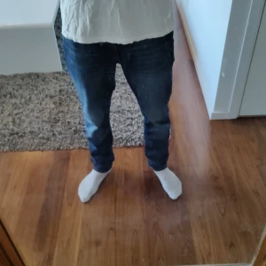 Levis' 502  - Säljer nu mina asnajs Levis 502 i storlek 28 men dom passar sitter mer åt 29 hållet. Riktig fräsha och stilrena och dom sitter bekvämt. Passar mig rätt bra och jag är 180. Sitter som slim. Skriv vid minsta lilla funderingar