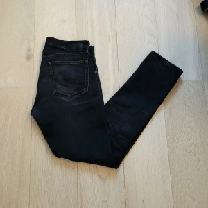 Ralph Lauren Jeans - Riktigt feta Rl jeans med skön tvätt! Även en slitning över knäet som bara gör dem fetare! Slim fit