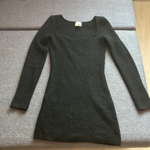Kort stickad klänning - Jag säljer eftersom den aldrig kommer till användning, har endast användt en gång. Den är i perfekt skick och är inget fel på. Det är en klänning men kan även användas som en lång tröja! Orginalpriset var 400 men säljer för 100! Du betalar frakten 
