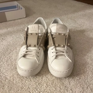 Valentino skor - Äkta valentino skor i stil 37