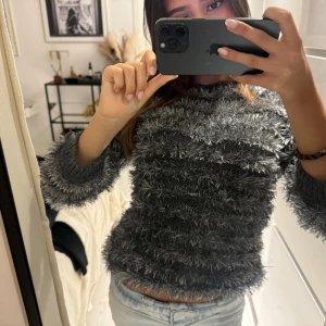 Tröja  - En lite speciell tröja som är secondhand. Aldrig använd från mitt håll🥰trekvartmad