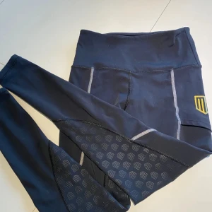 Maya delorez ridtights  - Fodrade ridtights från maya delorez. Svarta. Som nya, skriv för fler bilder😊 köpta nya för ca 900-1000 kr tror jag! SÄLJER TVÅ LIKADANA