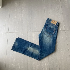 Replay Jeans  - Säljer nu dessa blå replay jeans som har slitningar och tvätt i designen, skriv för fler bilder/frågor🙌🏼