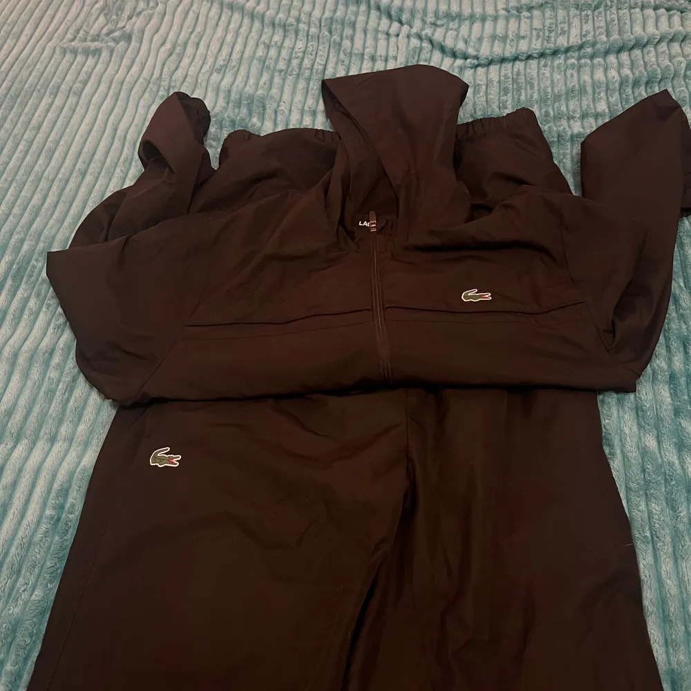 Hej, säljer min Lacoste tracksuit som är i storleken M alltså både byxor och kofta är i M, det finns inga skador eller liknade på tracksuiten. För frågar hör gärna av er till mig :). Hoodies.