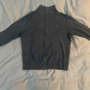 Tommy Hilfiger tröja - Tommy Hilfiger tröja Stl S men passar också XS Ett litet hål vid kragen