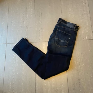 Replay Anbass Jeans  - Säljer nu dessa blå replay Anbass jeans, skriv för fler bilder/frågor🙌🏼