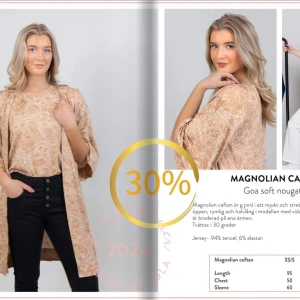 Magnolia Caftan - House of Lola - Helt ny - endast provad Magnolia Caftan från House of Lola  Stl XL/XXL