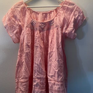 Supersöt tröja💘 - Aldrig använd supersöt tröja. Dem är väldigt vid men skulle säga att den är antingen en stor S eller M. Köpt för 200 kr