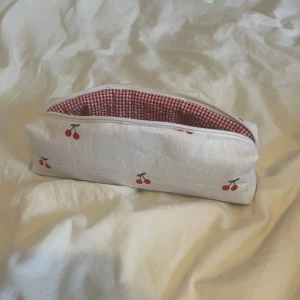 Pennfodral  - Jättegulligt pennfodral med körsbär på, smidig och bra storlek att ha med sig i väskan. 🍒✏️ Måtten är cirka:  Höjd: 5,5cm Längd: 21cm Bredd: 7cm