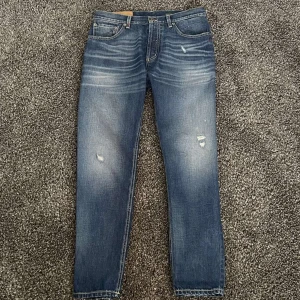 Dondup Jeans - Säljer mina otroligt feta dondup jeans i W33 | skick:10/10 (som nya) | modell 175 cm, 62kg | passar nog dig 183+  | frakt inom 24h | pris diskuterbart | vid frågor/ funderingar är det bara att skriva |