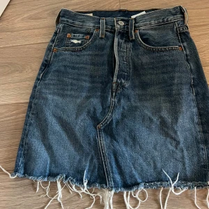 Jeanskjol LEVIS - Levi’s jeans kjol. Strl 24