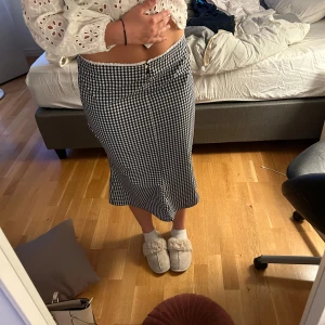 Rutig kjol  - Snygg rutig kjol från Zara i storlek L🤍🖤 Använd en gång 