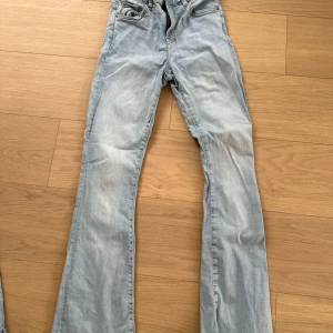Jeans - Jeans i storlek S, jättefina och bekväma. Passar mig som är 160 cm🫶🏼 Köpta på carlings
