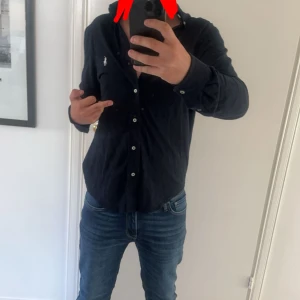 Polo Ralph lauren skjorta  - Tja, säljer en näst intill ny polo Ralph lauren skjorta. Tröjan är köpt för 1599kr på Care of Carl och har knappast använts! Kom privat för fler bilder och tills dess ha de gött! 