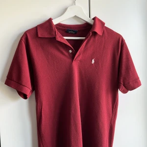 Ralph lauren pike - Vinröd Ralph lauren pike i bra skick. Skriv vid funderingar.