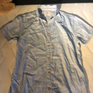 Springfield skjorta - Springfield skjorta i fint skick. Endast använd denna sommar men är nu för liten. Skönt material och sparsamt använd. Extra knappar följer med. För mer info är det bara att skriva, Mvh arvij.