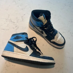 JORDAN 1 "OBSIDIAN" HIGH - JORDAN 1 "OBSIDIAN" HIGH Nike air Jordan 1 obsidian high, skorna är som nya, endast använda ett fåtal gånger. Priset kan diskuteras, frakt tillkommer. 