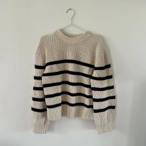 Stickad tröja & Other Stories - Stickad tröja från & Other Stories i beige med svarta ränder. Storlek xs.