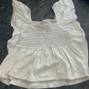 Vit tröja🤍 - Vit tröja med volanger och fina detaljer🤍 Använd ungefär en gång. 🤍🤍