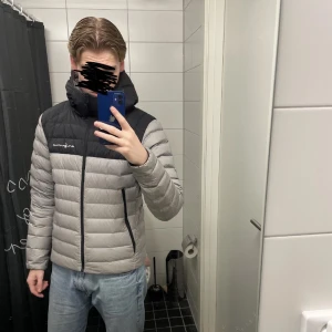 Sail Racing Jacka - Säljer en Sail Racing dunjacka i strl M i fint skick använd någon höst/vinter.  Köpt från Skistarshop för 2199kr  Hör av er vid frågor📩