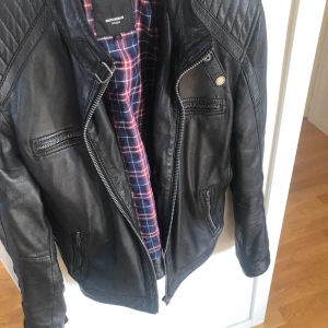 Läderjacka - Läderjacka från märket rockandblue Sweden. Jackan är i väldigt bra skick och sparsamt använd. Skicket uppskattar jag till 9/10.