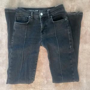 Skit snygga bootcut jeans - Skit snygga bootcut low waist jeans, säljer pga inte kommer till användning🥰