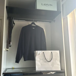 C.P Company sweatshirt  - Säljer min nästan helt nya C.P Company tröja som ändar använts fåtal gånger. Nypris idag ca 2200kr säljer min för 1599. Kvitto medföljer. Skriv vid frågor och funderingar. Är öppen för byten👍🏼