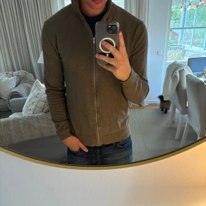 Lindbergh zip tröja - Hej, säljer nu min fina Lindbergh zip tröja i storlek L men sitter som M. Den är i nyskick och kommer vara otroligt snygg i höst/vinter. Nypris 800kr! Vi kommer att sälja liknande produkter nu närmare vintern så glöm inte följa profilen!🌊🍾