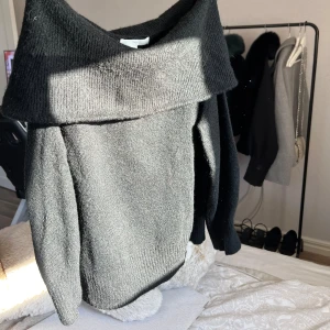 Off shoulder tröja - ✧ Bra skick  ✧ Storlek: (XS) Tveka inte att höra av dig vid frågor <3