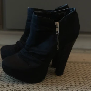 Klackskor  - Köpta till nians bal så använda en halv kväll. Sen har dom bara stått för jag tyckt dom vart så fina men får ingen användning av dom. St41 och 15cm klack. Som de syns på sista bilden sitter fortfarande lapparna kvar