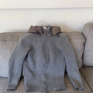 Massimodutti cardigan  - Hej säljer nu min cardigan då den inte används längre. Den säljs inte längre i butik och är darför väldigt eftertraktad. Skriv flr mer frågor🙌🏽