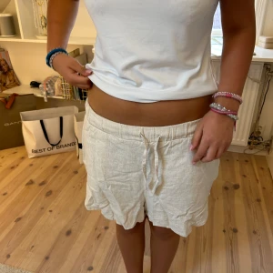Shorts🍓 - Ljusa linneshorts🤍