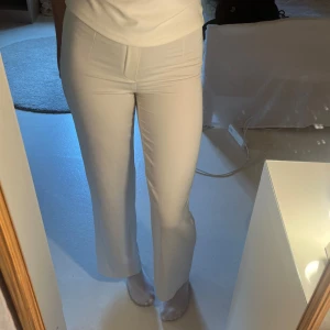 Vita kostymbyxor  - Vita kostymbyxor ifrån Bikbok med dragkedja på sidan, tyvärr för små för mig och lite noppriga och där av priset!🩷