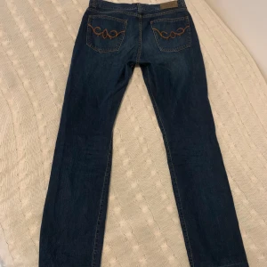 Kenzo Homme Jeans - Kenzo Homme jeans st 33/34. Lätt att dessa är mina absolut favvo jeans jag ägt. Dom är sprättade längst ned då jag är lite längre, och gillar looken.