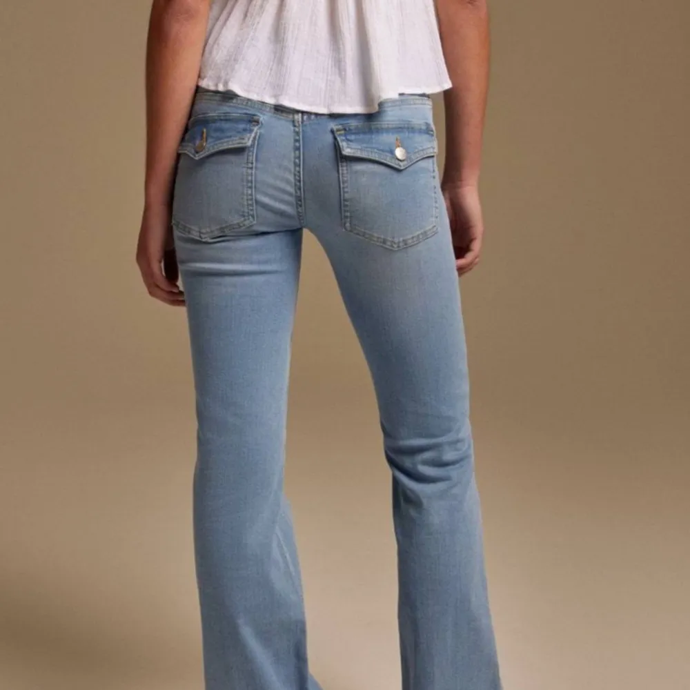 Säljer mina Low waist bootcut jeans från Nelly då jag råkade beställa 2. Super snygga beväma byxor som sitter där de ska. Nypris 699 !priser går att diskutera vid snabb affär!. Jeans & Byxor.