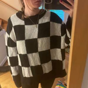 Cool rutig stickad tröja från &otherstories! Oversized fit och knappt använd