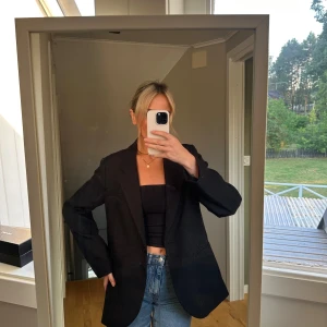 Svart kavaj - Säljer en stilren svart kavaj som passar perfekt till både vardag och fest. Den har en klassisk design med långa ärmar och en snygg passform. Perfekt att matcha med jeans för en avslappnad look eller klä upp med en klänning. 🖤