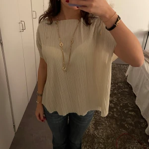 Topp - Superfin topp i en gräddvit färg