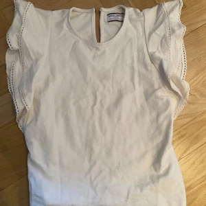 Blus med volanger lindex - Endast testad blus/topp från lindex med volanger i ärmarna. Märket är Holly & whyte.