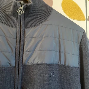 J.lindeberg cardigan - As schysst j.lindeberg cardigan som jag köpte från deras hemsidan för knappa 3000kr för ett tags sedan. Säljer nu när det alltid varit lite liten på mig. Skick: 9,5/10