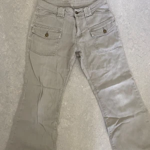 Vintage jeans (38) - Vintage jeans köpta i London, har en defekt (se bild 4). Low waist: Oklart vilket märke. Köpare betalar frakt 