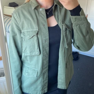 Grön jeansjacka - Använd tre gånger. En väldigt fin och knappt använd jeansjacka, men den kommer inte till användning. Pris går att diskutera! Köpte för 499kr.   Köparen står för frakten och jag står inte för postens slarv 💋