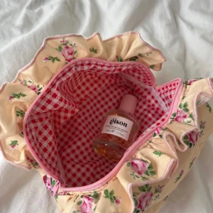 Necessär - Jättefin necessär med rutigt innertyg. Den är väldigt djup och får därför plats med mycket, jag får plats med all min hudvård ⭐️